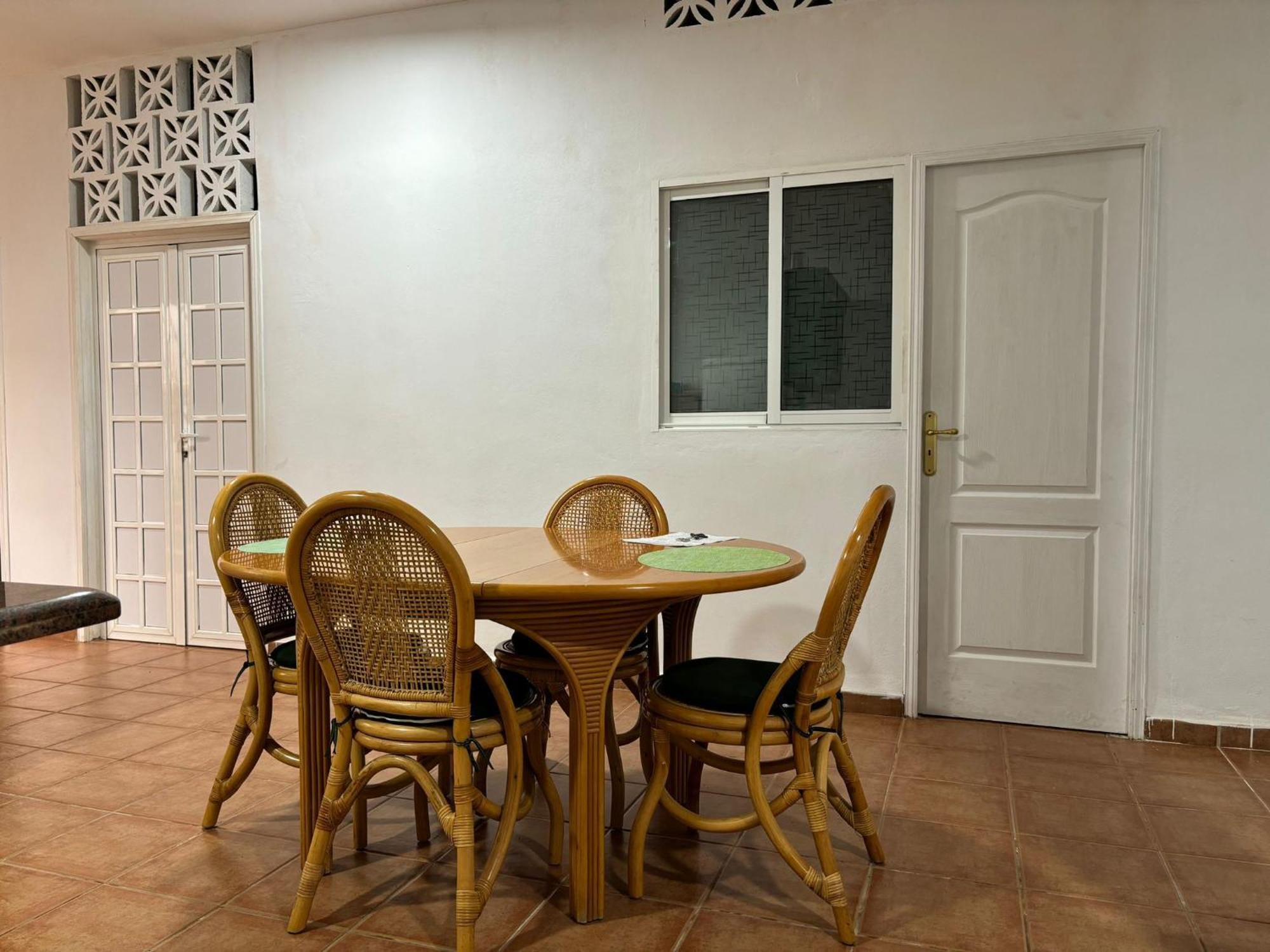 Habitacion En Un Bajo 2 Camas Individual Casa Compartida Abades  Exteriör bild